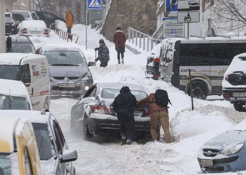 Цяла Европа е парализирана, сибирският студ взе вече 54 жертви 