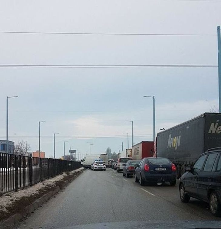 "Леден дъжд" сътвори верижно меле в Пловдив, опасност дебне от всякъде (СНИМКИ)
