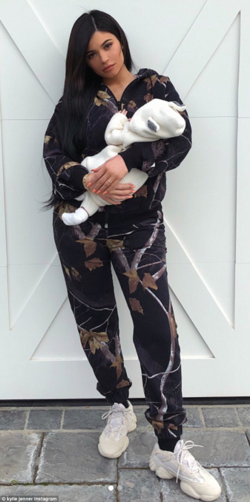 Кайли Дженър показа сладката Сторми месец след раждането! Феновете й забелязаха нещо друго, което направи фурор (СНИМКА)