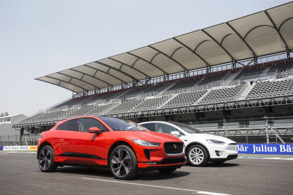 Jaguar I-PACE атакува преди състезанието на електрическите автомобили