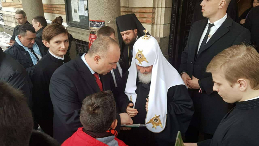 Малкият Александър пресрещна руския патриарх и го изненада с неочакван подарък (СНИМКИ)