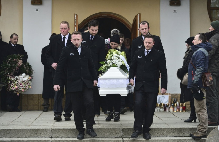 Трагедията е огромна! Погребаха Мартина със сватбената й рокля, майката плаче неутешимо край ковчега (СНИМКИ/ВИДЕО)