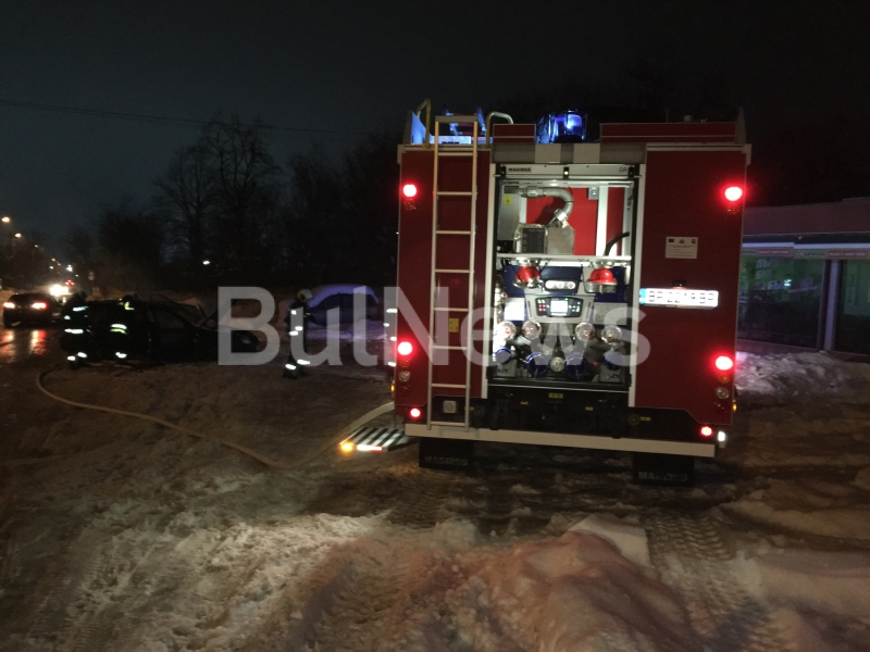 „Фолксваген" пламна пред стадиона на Враца, пътниците започнаха да гасят със сняг (СНИМКИ)