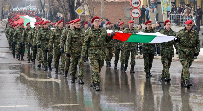 Изумително! 140 военни понесоха 140-метров трибагреник в Сливен (СНИМКИ)
