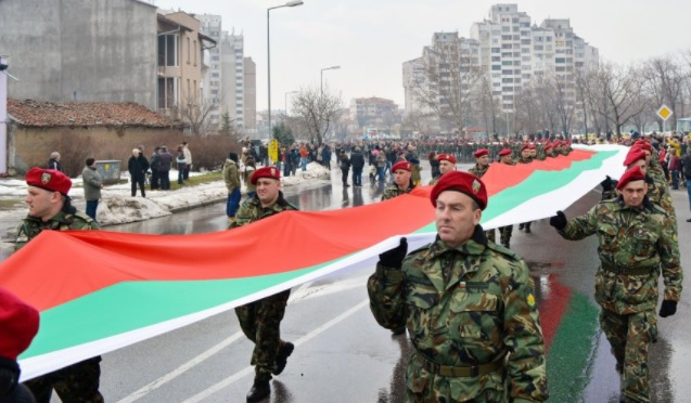 Изумително! 140 военни понесоха 140-метров трибагреник в Сливен (СНИМКИ)