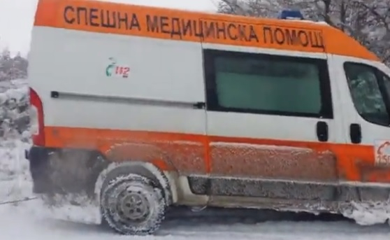 Линейка закъса в снега, но след това получи неочаквана помощ (ВИДЕО)