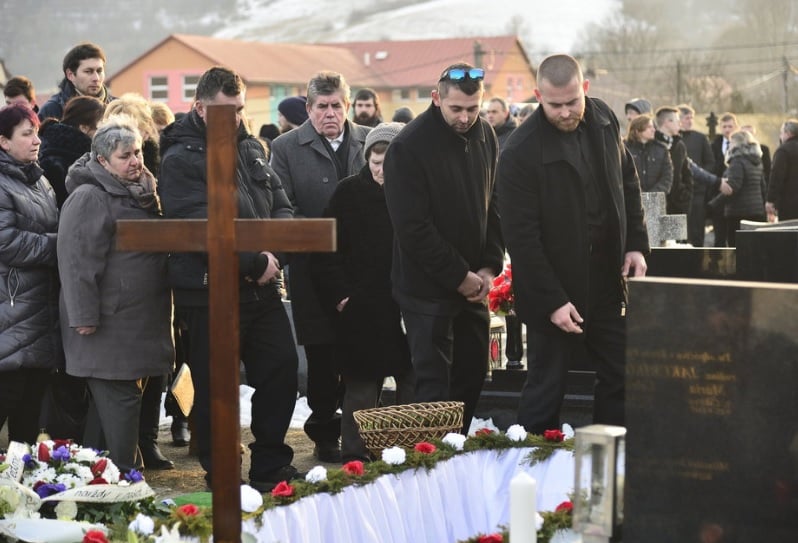 Заедно и след смъртта! Ян и Мартина не успяха да се вземат, но ги погребаха в сватбени одежди и други изчетоха брачните им послания (СНИМКИ)