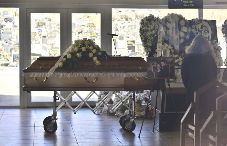 Заедно и след смъртта! Ян и Мартина не успяха да се вземат, но ги погребаха в сватбени одежди и други изчетоха брачните им послания (СНИМКИ)