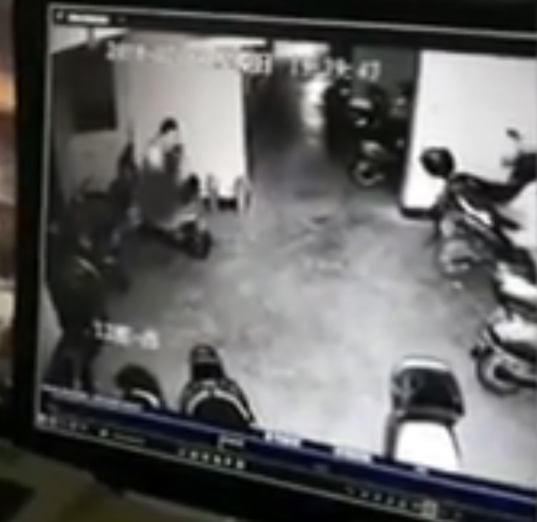 Камера засне клиент да прави секс с мотоциклет, който му хареса в магазин (ВИДЕО)