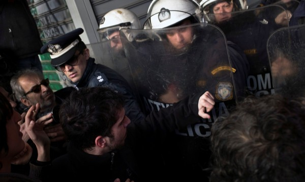 Анархисти заплашиха: Ще изравним със земята Атина!