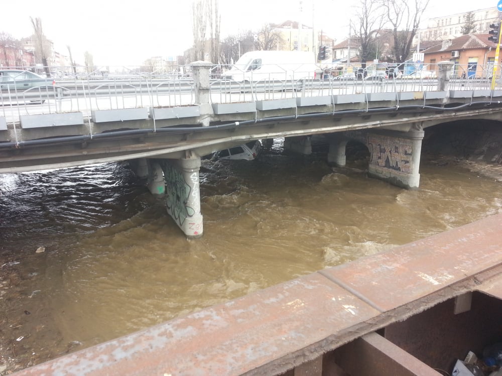 Извънредно и първо в БЛИЦ! Страшен инцидент с полицейска кола в центъра на София (СНИМКИ)