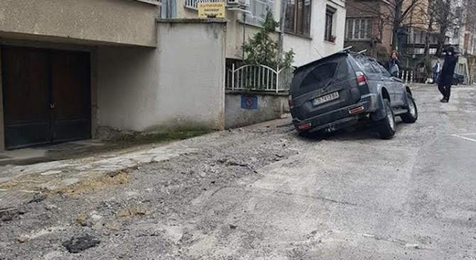 Страшен абсурд! След ремонт на "Софийска вода" кола пропадна в огромна яма (СНИМКИ)