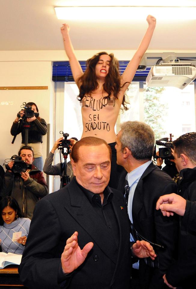 Гола активистка развя цици пред Берлускони и му кресна: "Времето ти изтече!" (СНИМКИ/ВИДЕО 18+)