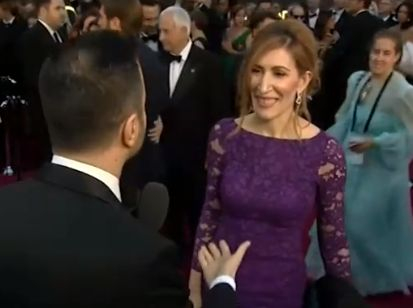 Точно като звезда! Министър Ангелкова се спря в ослепителна рокля на червения килим и разкри как се е озовала на "Оскар"-ите (ВИДЕО)