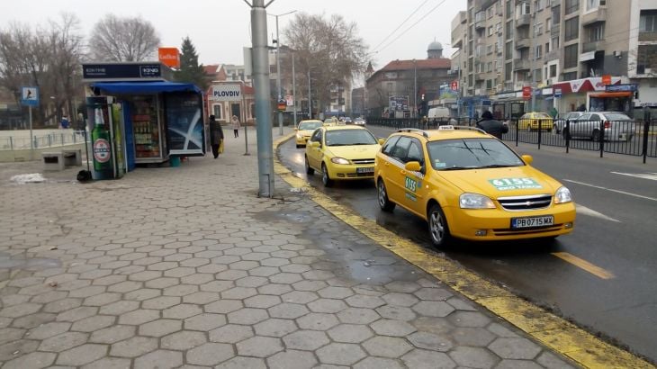 Пловдив се разбушува: Протестиращи затварят булеварди и скандират: Писна ни от цигани и циганската държава! (СНИМКИ)