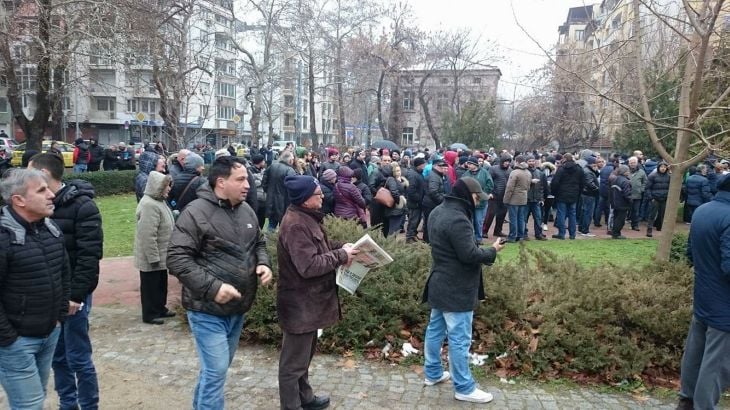 Пловдив се разбушува: Протестиращи затварят булеварди и скандират: Писна ни от цигани и циганската държава! (СНИМКИ)