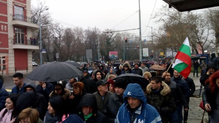 Пловдив се разбушува: Протестиращи затварят булеварди и скандират: Писна ни от цигани и циганската държава! (СНИМКИ)