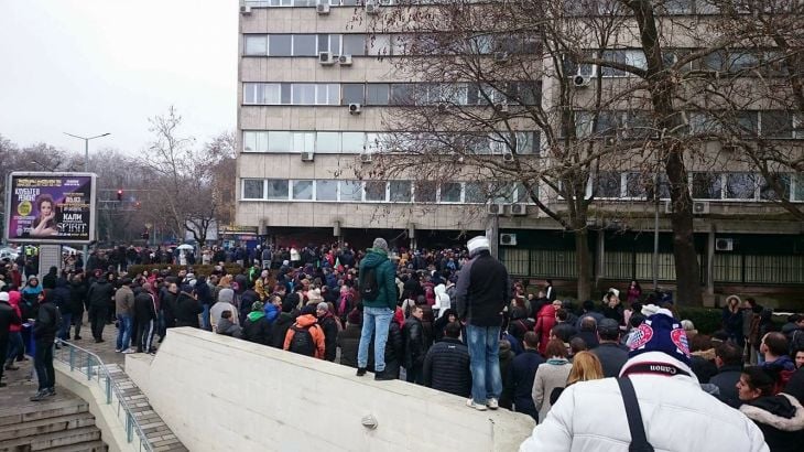 Разгневена хилядна тълпа обгради сградата на прокуратурата в Пловдив!(СНИМКИ)