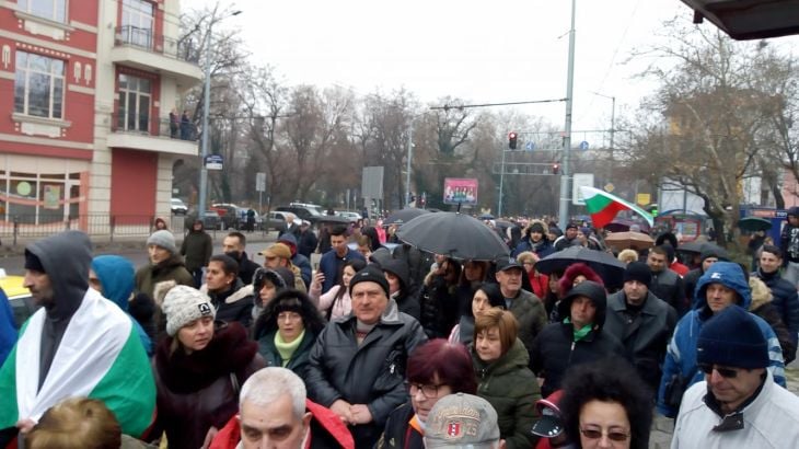 Разгневена хилядна тълпа обгради сградата на прокуратурата в Пловдив!(СНИМКИ)