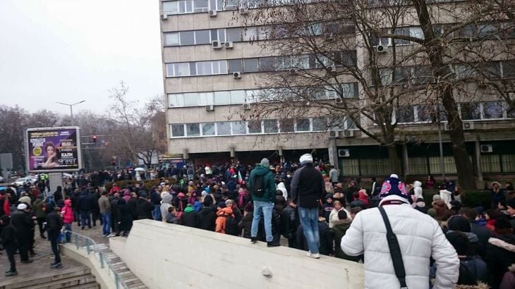 Разгневена хилядна тълпа обгради сградата на прокуратурата в Пловдив!(СНИМКИ)