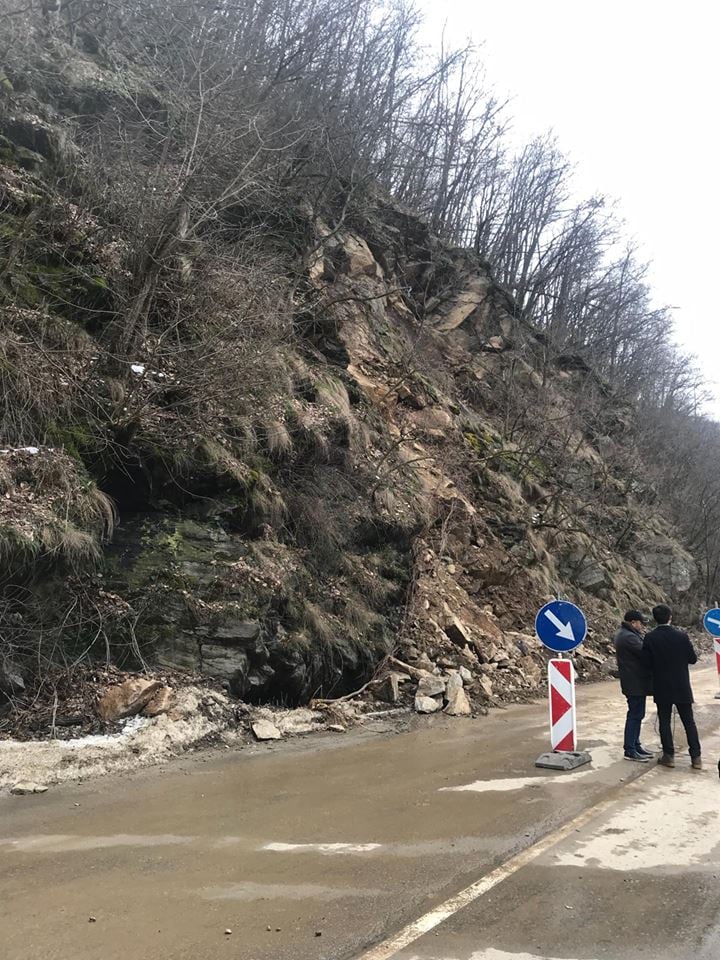 Ексклузивни СНИМКИ само в БЛИЦ показаха колко страшно е положението на пътя София-Самоков!