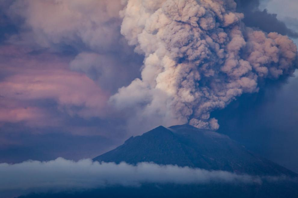 Тази гледка спира дъха! Вулкан в Япония се разлюти - бълва пепел и лава (СНИМКИ/ВИДЕО)