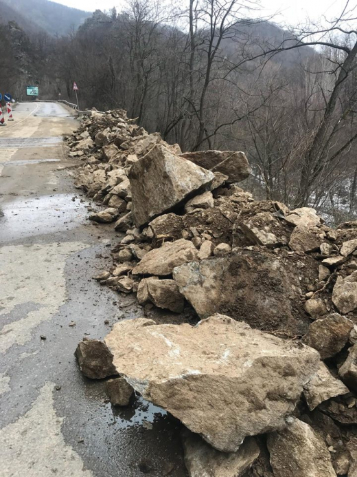Път към две гъзарски села на София пропадна 