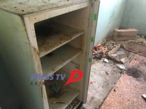 Ето го хладилника, където открили умъртвеното от майка си бебе в Средногорово (СНИМКИ)