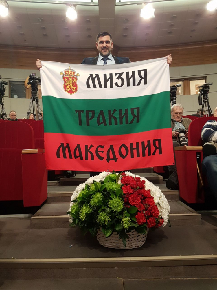 Борис Анзов подари огромна икона и кошница с цветя на говорителката на руското външно министерство (СНИМКИ)