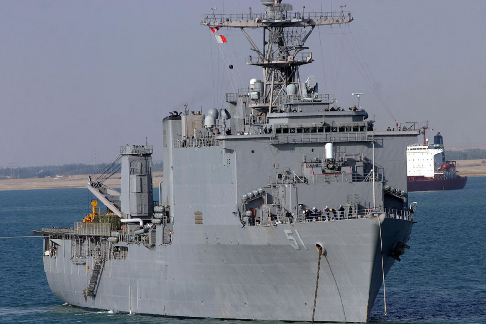 Огромен десантен кораб от ВМС на САЩ навлезе в Черно море