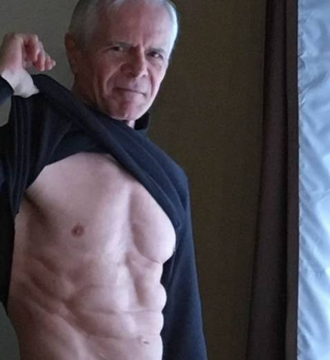 Мъж на 67 години стана фитнес блогър и взриви мрежата със своите мускули (ВИДЕО) 