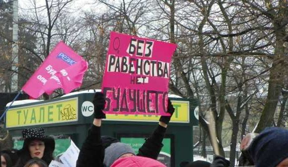 Неонацисти пребиха участнички в женския марш в Киев (СНИМКИ/ВИДЕО)