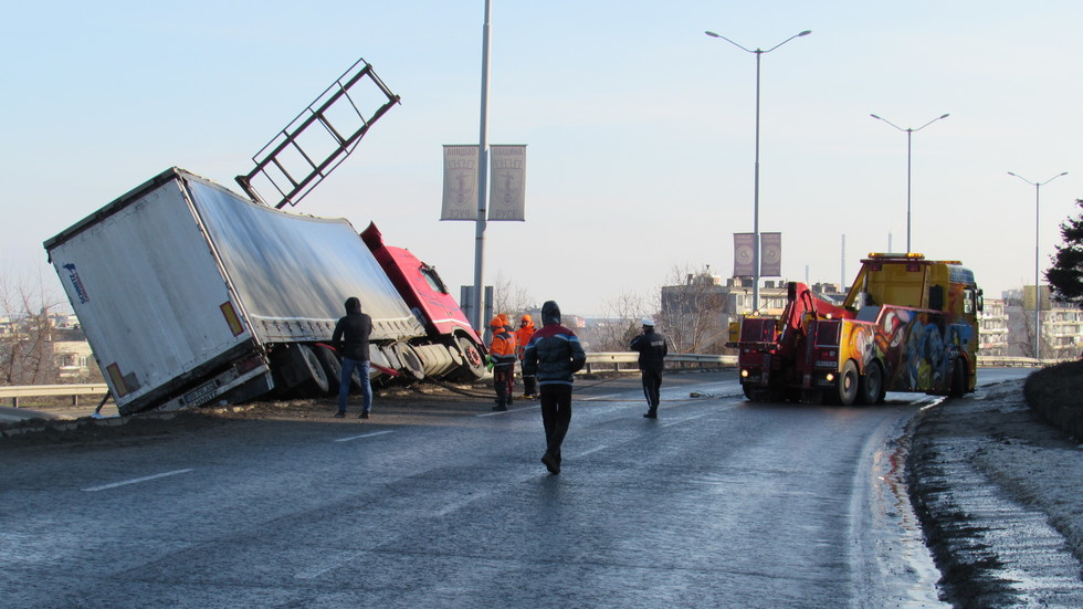 Зрелищна катастрофа с тир затвори движението към "Дунав мост" в Русе (СНИМКА)