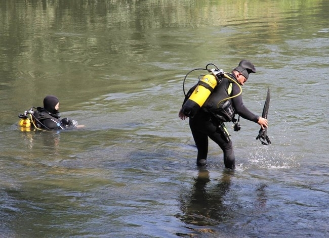 Придошла река е завлякла мъж в Монтанско, водолази го издирват