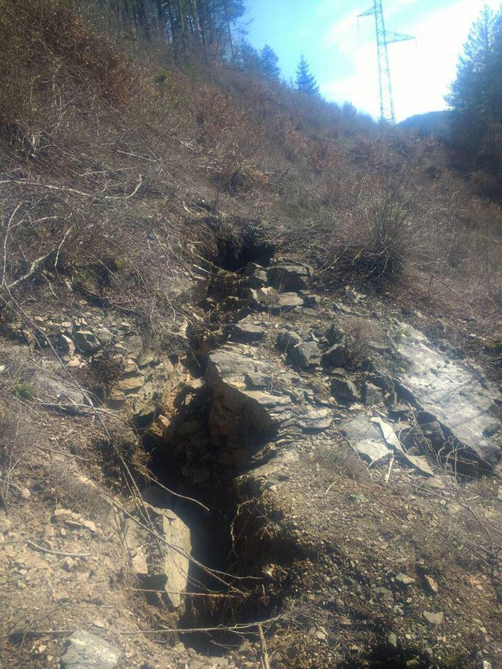 Земята се разцепи и Адът се отвори: Потресаващи СНИМКИ показаха най-мащабното бедствие в България – пукнатините са по 150 метра