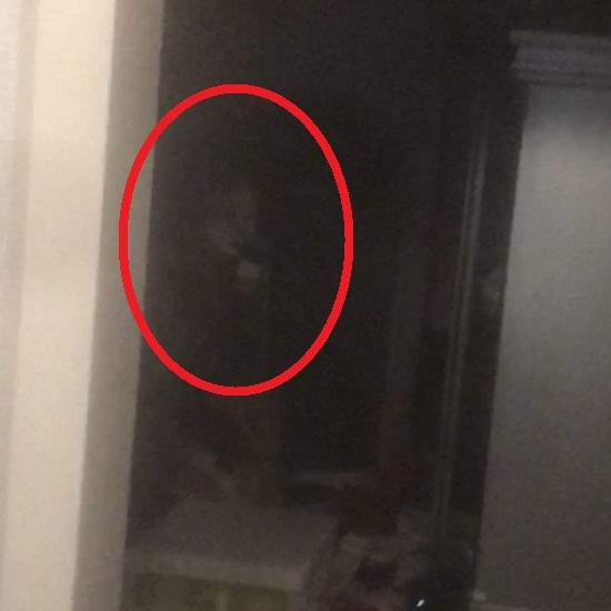 Певицата Кейти Прайс засне призрак в къщата си (СНИМКА)