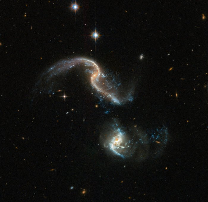 "Хъбъл" засне сблъсъка на две галактики (СНИМКА)
