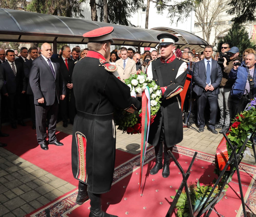 Борисов се поклони пред паметта на евреите, депортирани от територията на Република Македония (СНИМКИ)