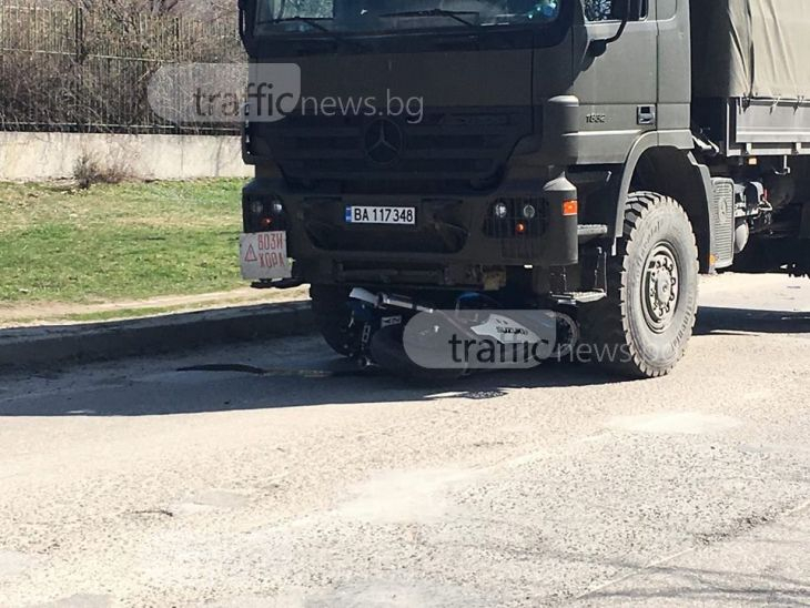 Страховит екшън с военен камион край Карлово! 