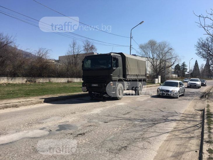 Страховит екшън с военен камион край Карлово! 