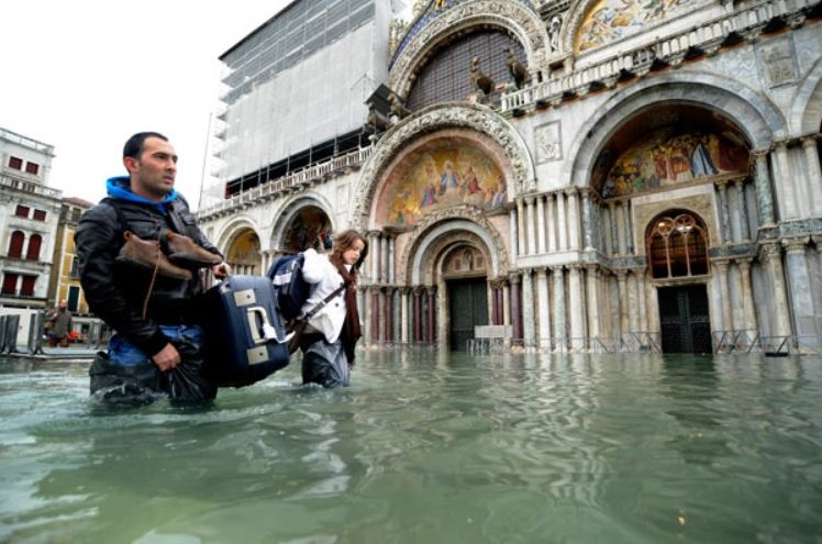 Историческият център на Венеция под 2 метра вода