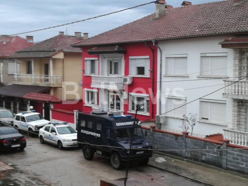Полиция и жандармерия нахлуха в ромската махала на Видин (СНИМКИ)