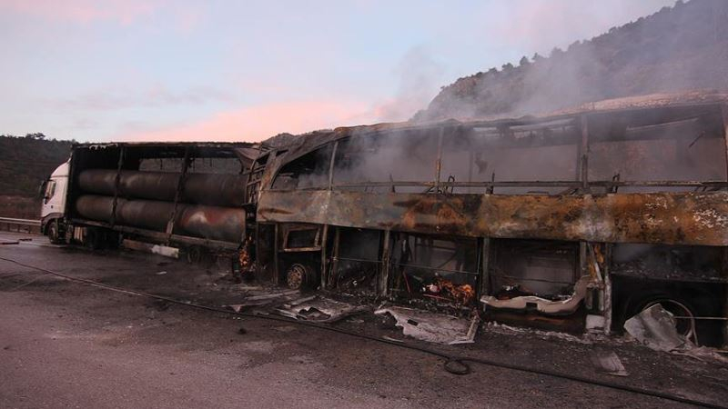 Ужасяваща катастрофа в Турция! Автобус се удари в ТИР и се запали, най-малко 13 загинаха (СНИМКИ/ВИДЕО)