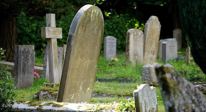 Нова мода! Зевзеци слагат последния SMS в живота на надгробния си паметник