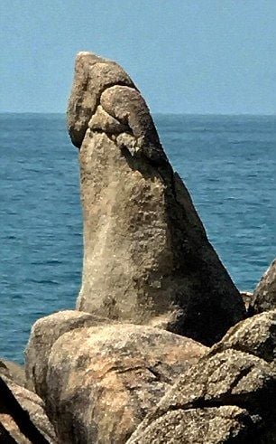 Чисто гола туристка се отърка в 3-метров каменен пенис и разгневи местните жители (СНИМКИ 18+)