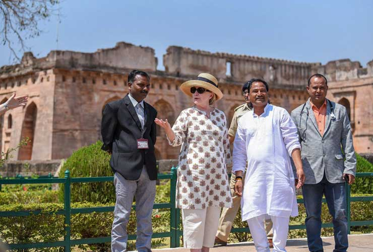 Хилари Клинтън щеше да се пребие на два пъти в Индия (СНИМКИ/ВИДЕО)
