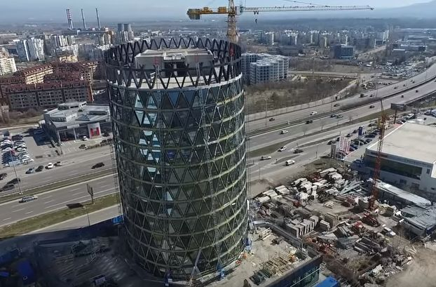 Мегастроеж от птичи поглед: Вижте как върви строителството на наклонената кула на "Цариградско шосе" (ВИДЕО)