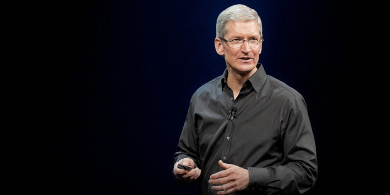 Шефът на Apple почете паметта на големия Хокинг, но направи голям гаф, който не остана незабелязан (СНИМКА)