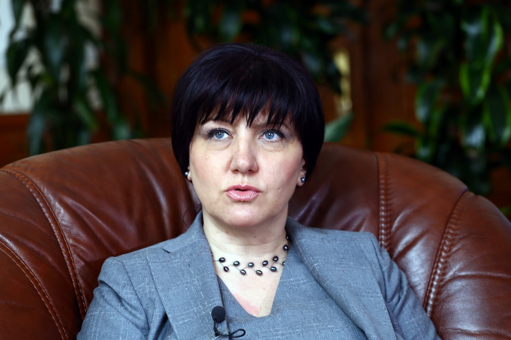 Караянчева за коремното на Радев: Политикът трябва да е здрав!