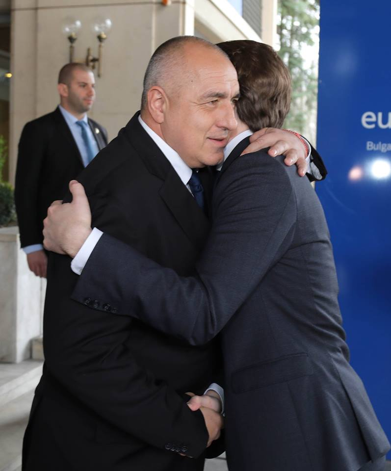 Борисов посрещна с прегръдка важен гост в Министерския съвет (СНИМКИ)